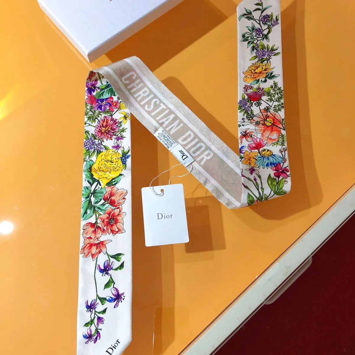Seidenschal mit schrägem Kantenabschluss, Blumenmuster und doppellagigem Band