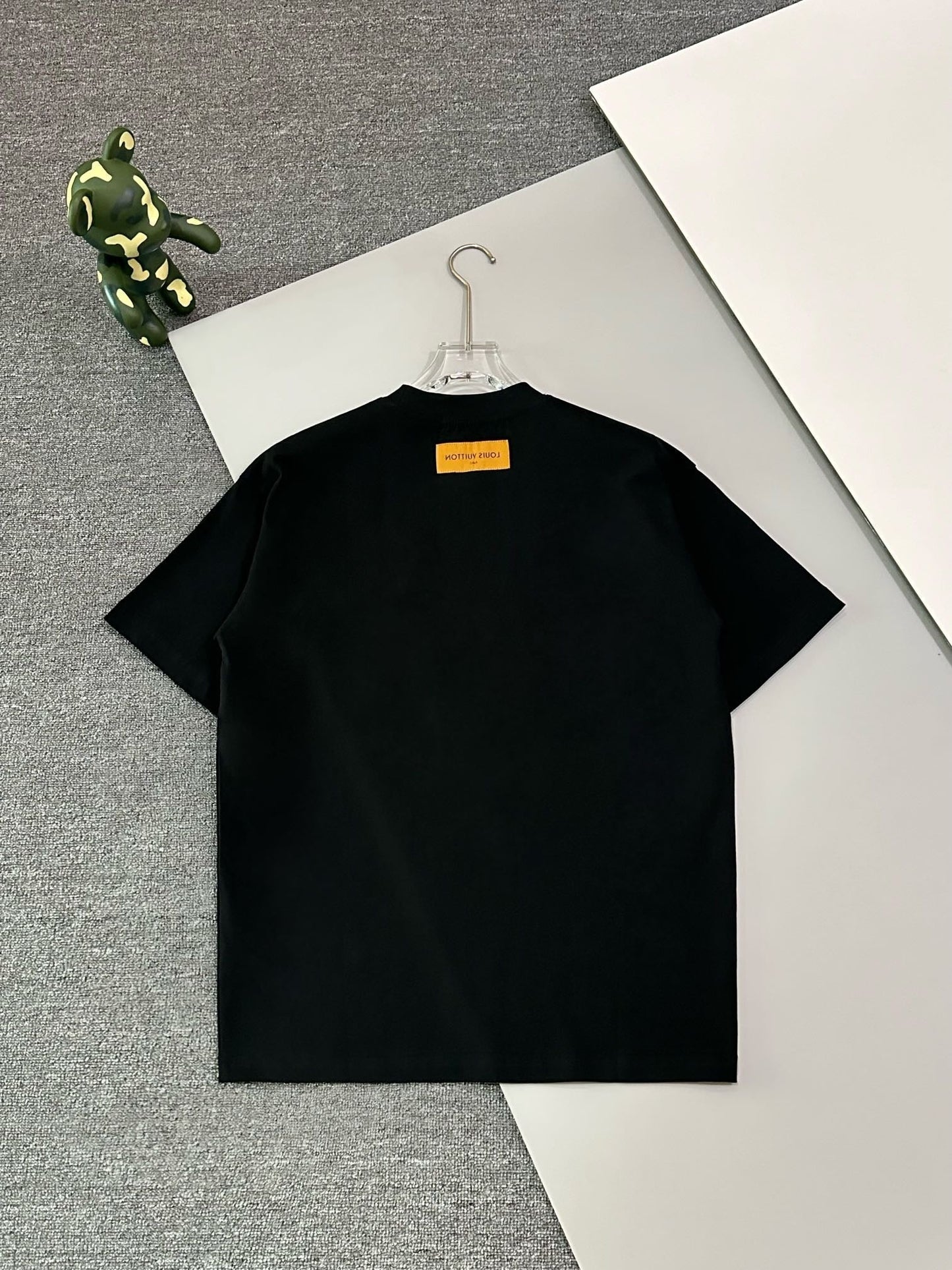 1105 Neues klassisches goldenes Monogramm-Zahnbürsten-T-Shirt