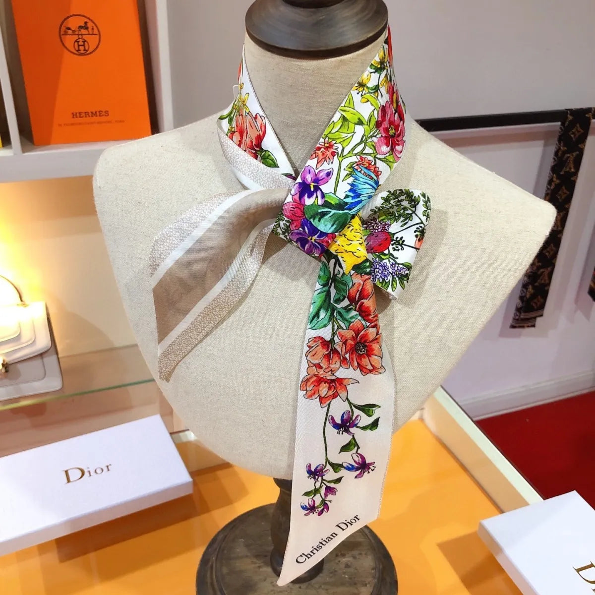 Seidenschal mit schrägem Kantenabschluss, Blumenmuster und doppellagigem Band