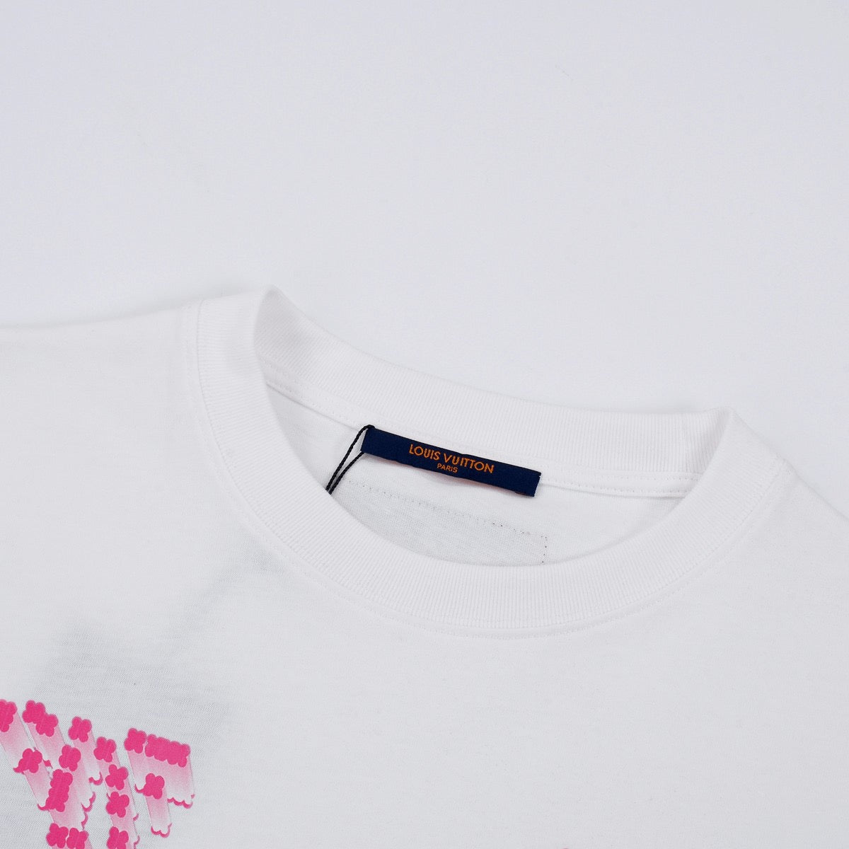 Pinkes T-Shirt mit klassischem Aufdruck