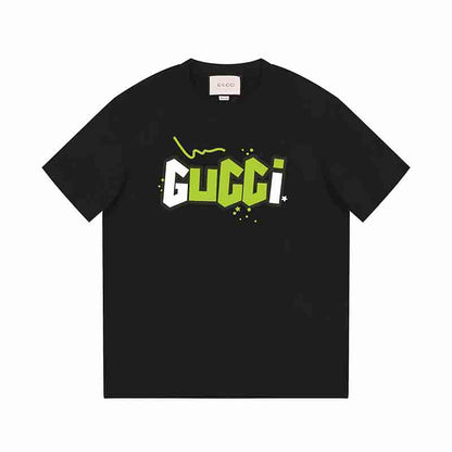Grünes und weißes bedrucktes T-Shirt