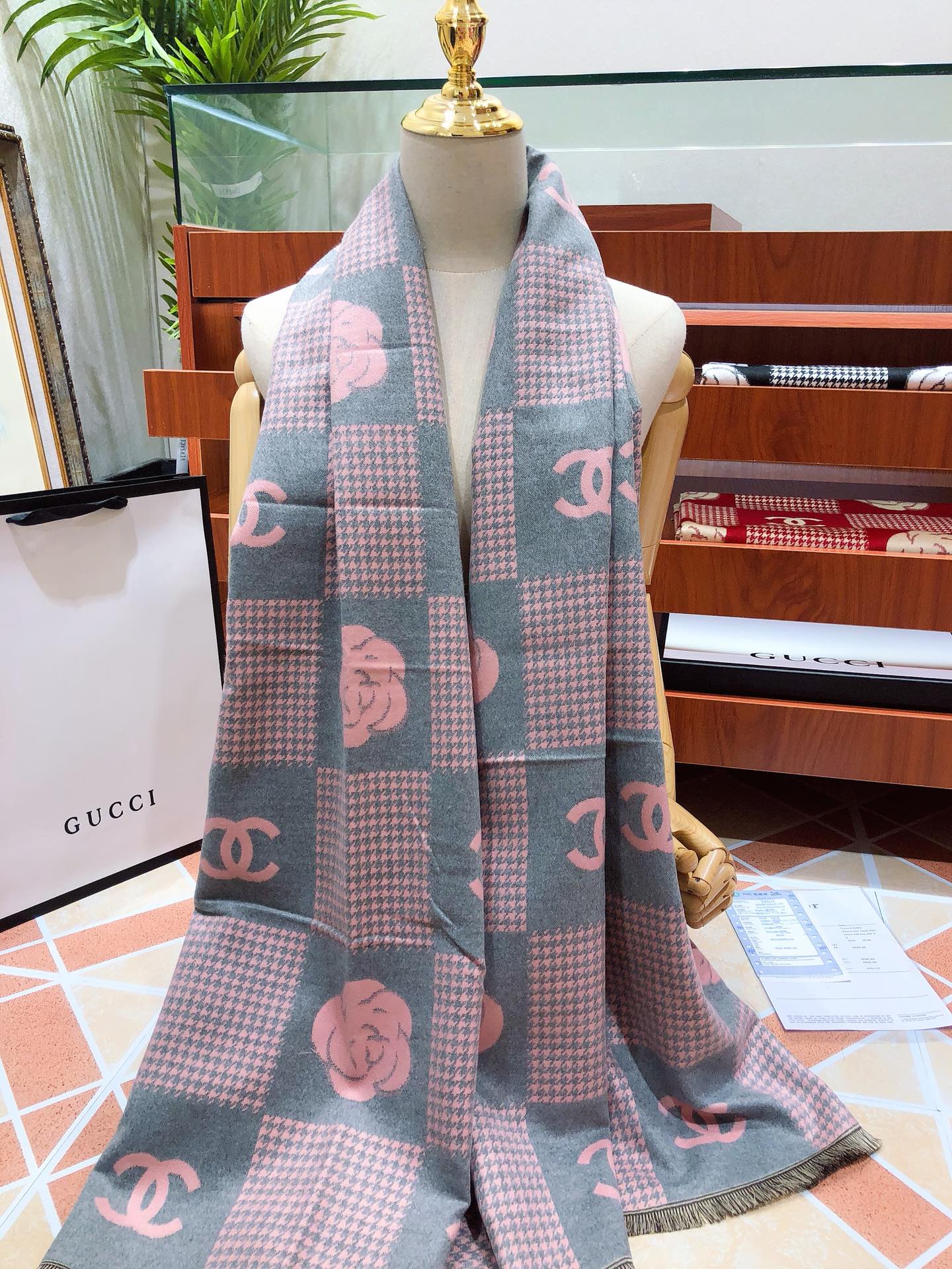 Schal mit Camellia-Karomuster