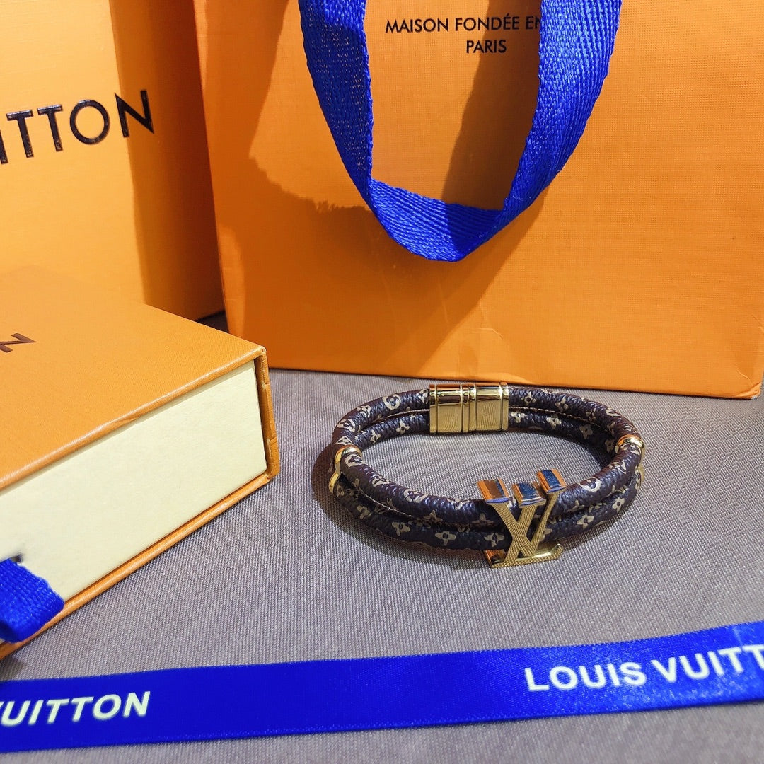 VERSCHIEDENE SCHLOSSANHÄNGER-ARMBÄNDER