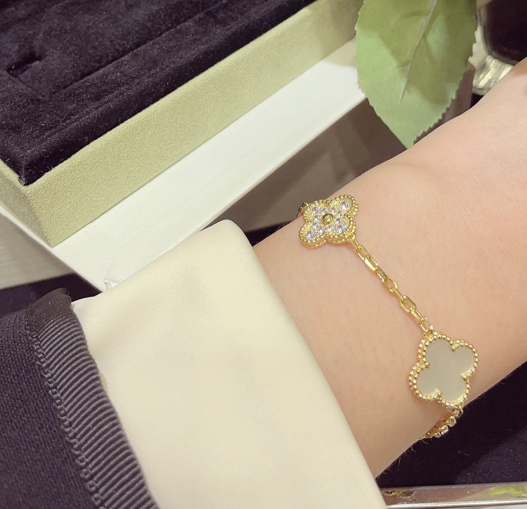 Luxuriöses Muschelklee-Armband