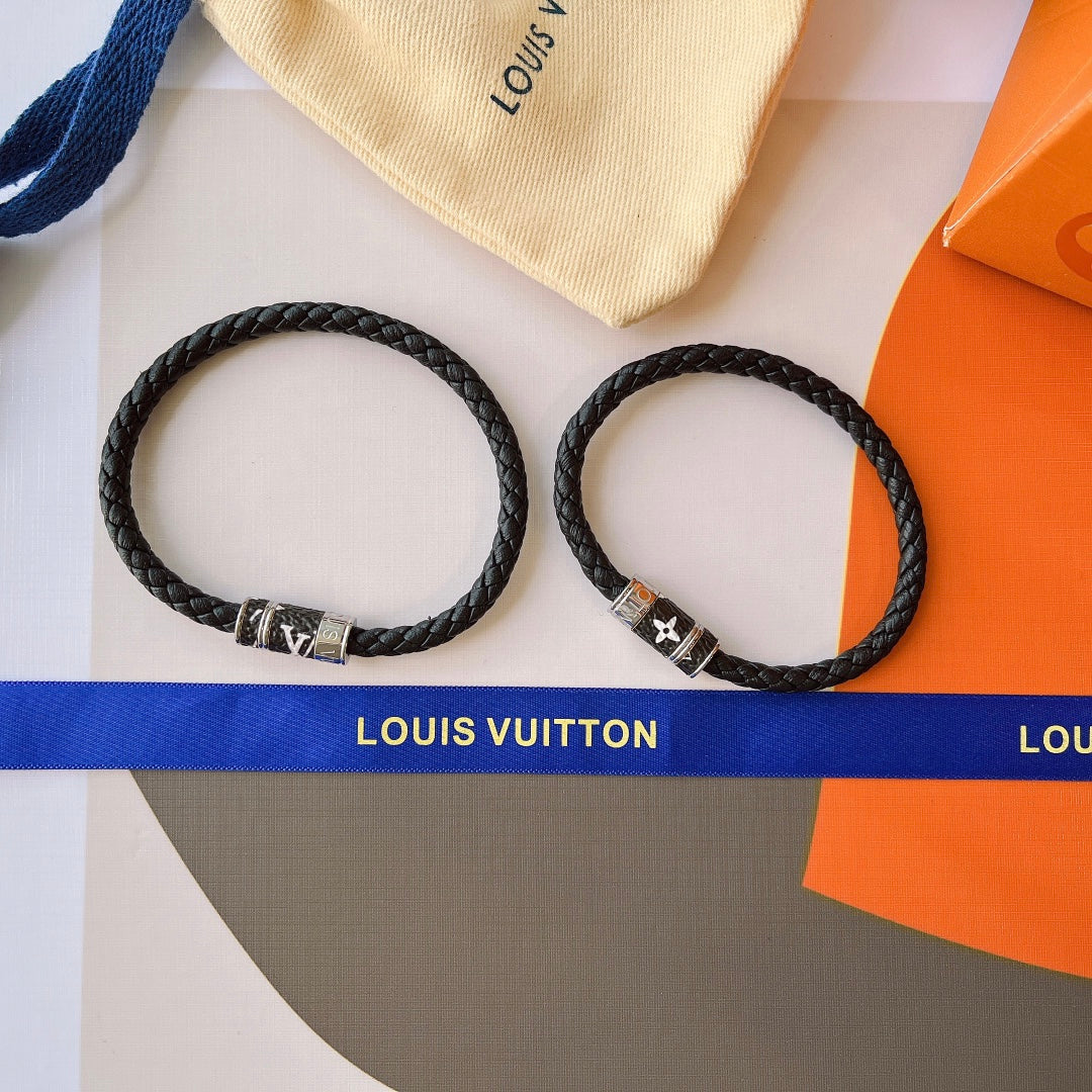 Klassisches schwarzes Lederarmband