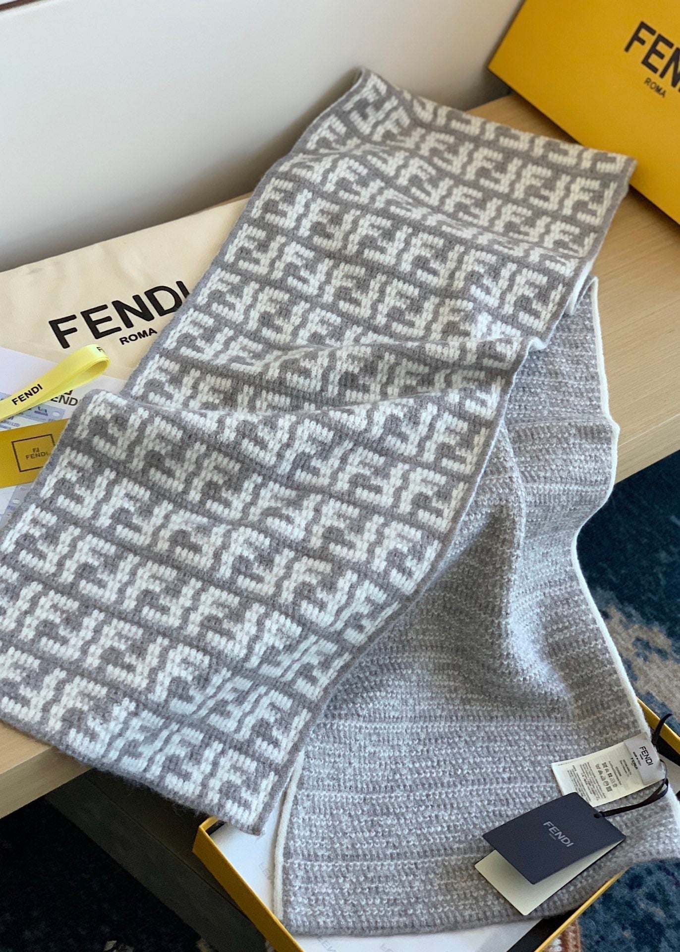 Schal aus Kaschmir mit F-Muster