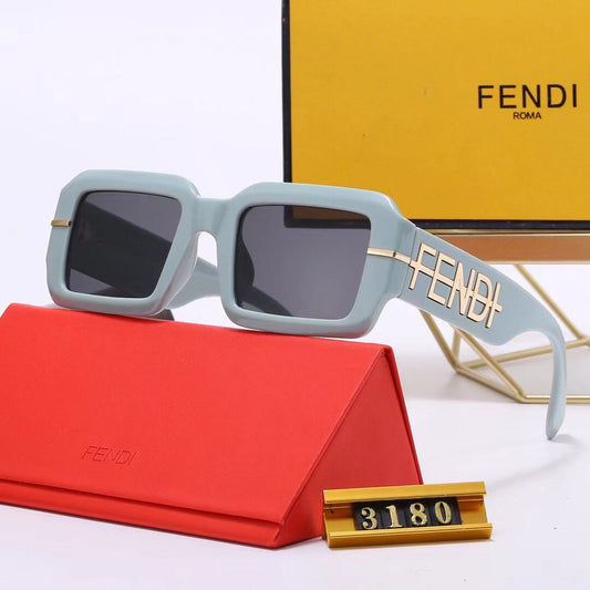 Sonnenbrille mit kleinem, quadratischem Gestell im neuen Stil