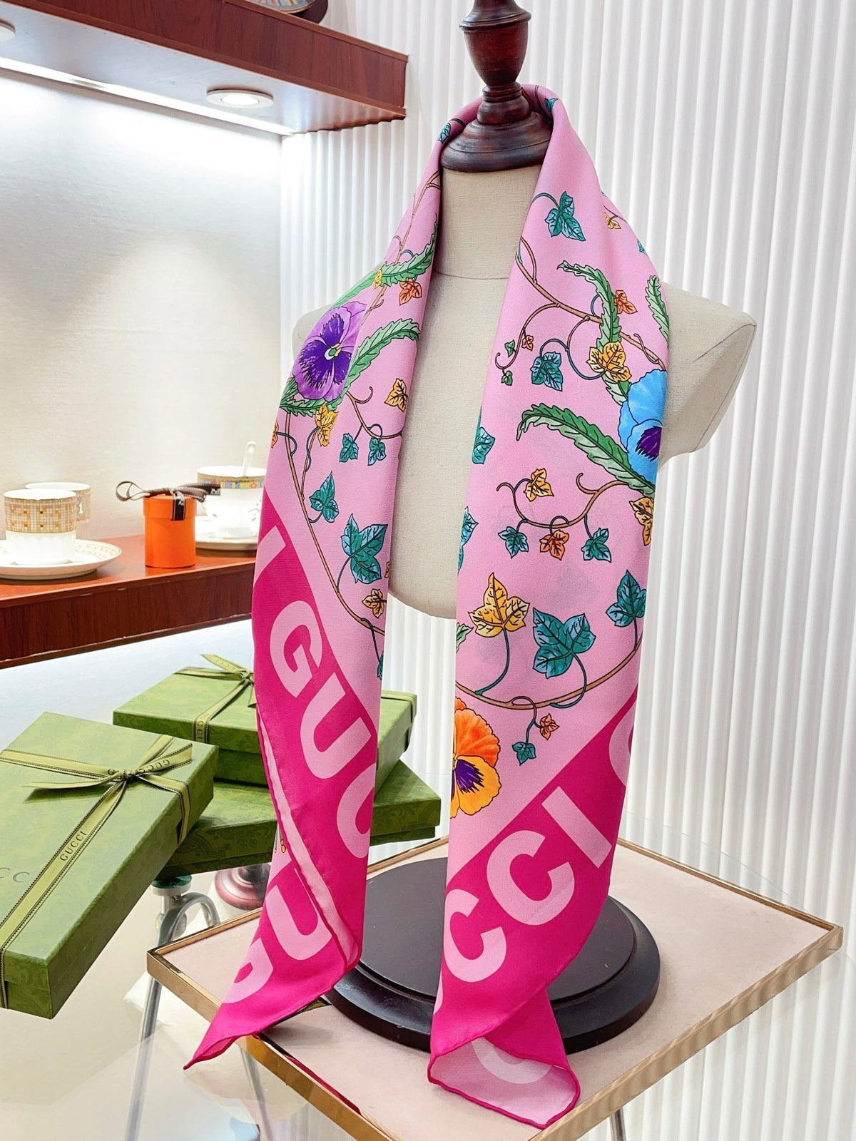 Seidenschal mit Blumenmuster
