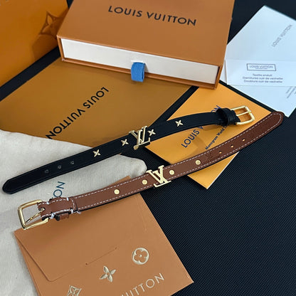 Armband aus Leder mit Blumenmuster und Metall-Logo