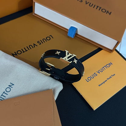 Armband aus Leder mit Blumenmuster und Metall-Logo
