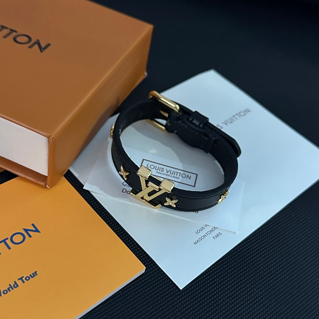 Armband aus Leder mit Blumenmuster und Metall-Logo