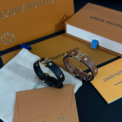 Armband aus Leder mit Blumenmuster und Metall-Logo