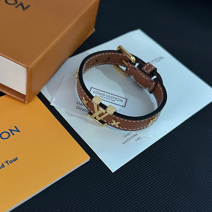 Armband aus Leder mit Blumenmuster und Metall-Logo