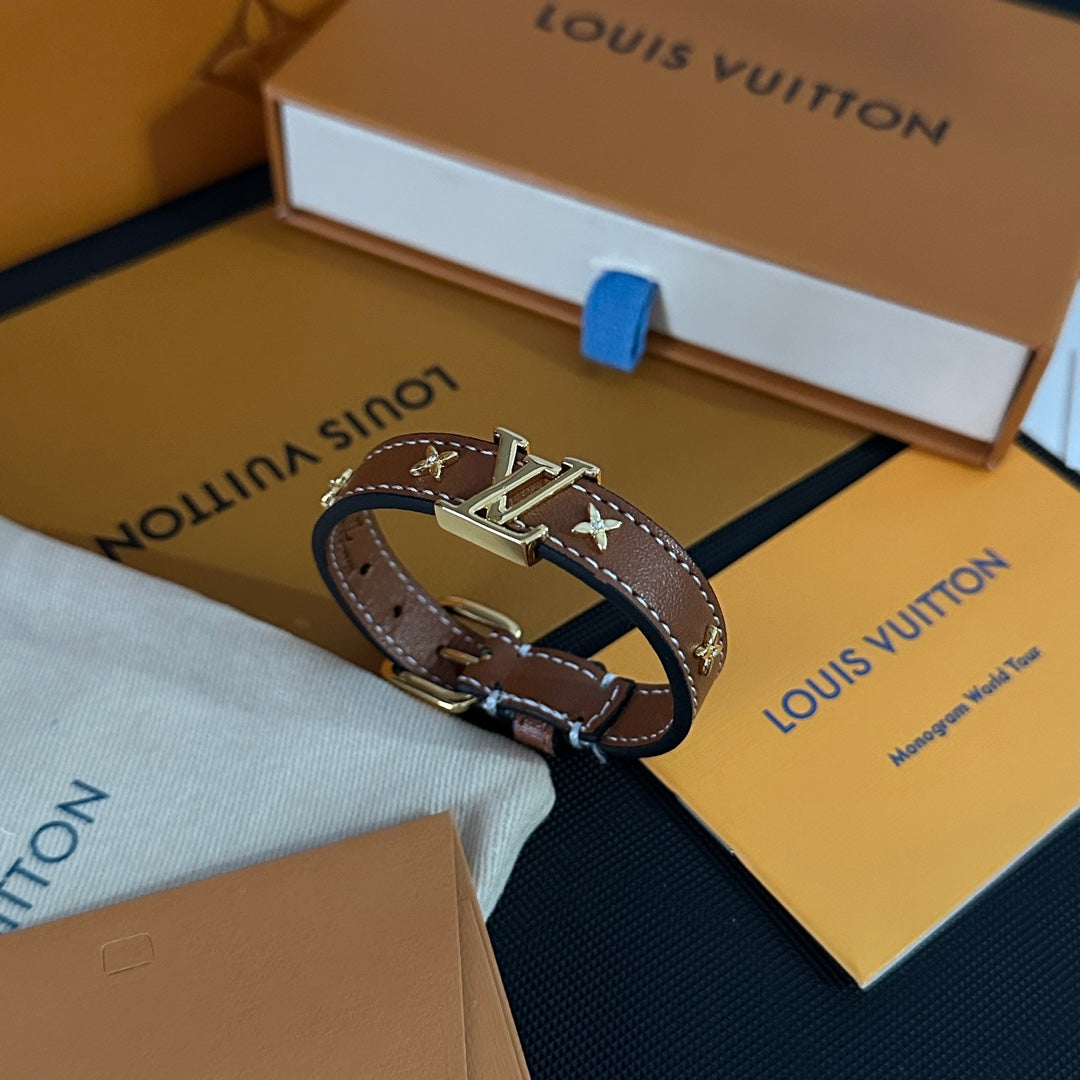 Armband aus Leder mit Blumenmuster und Metall-Logo