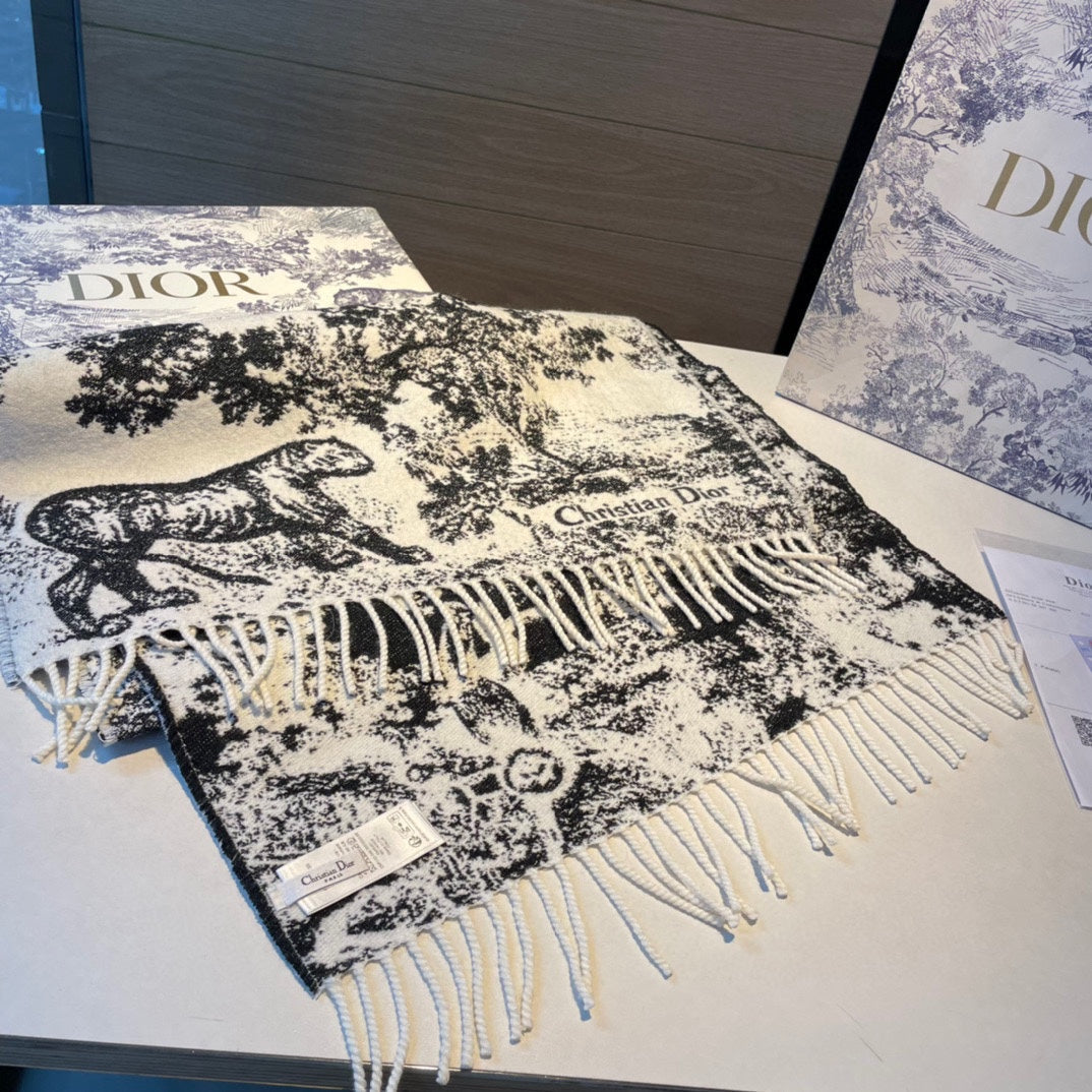 Schal mit Wald-Print und Quasten
