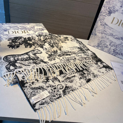 Schal mit Wald-Print und Quasten