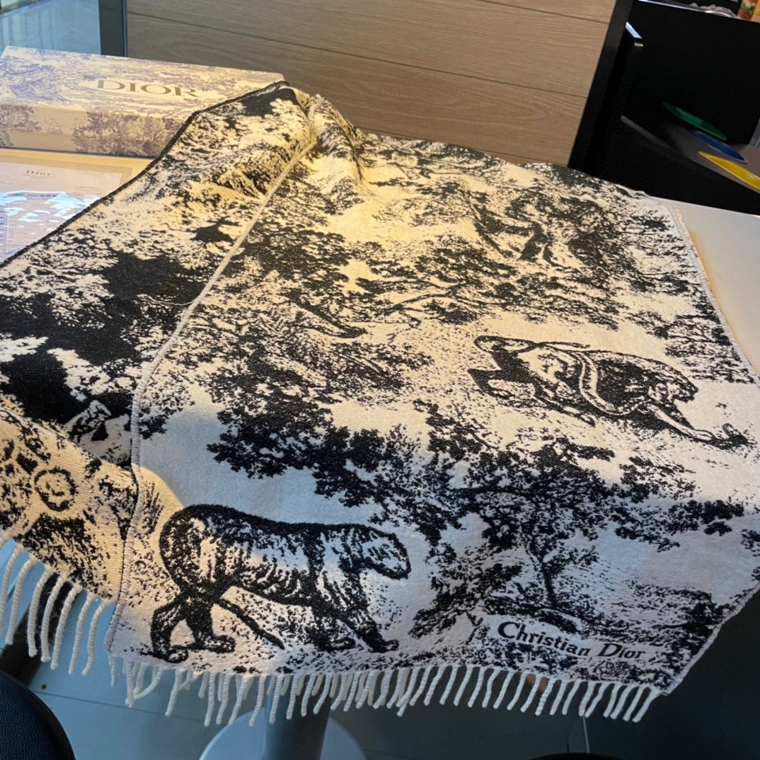 Schal mit Wald-Print und Quasten