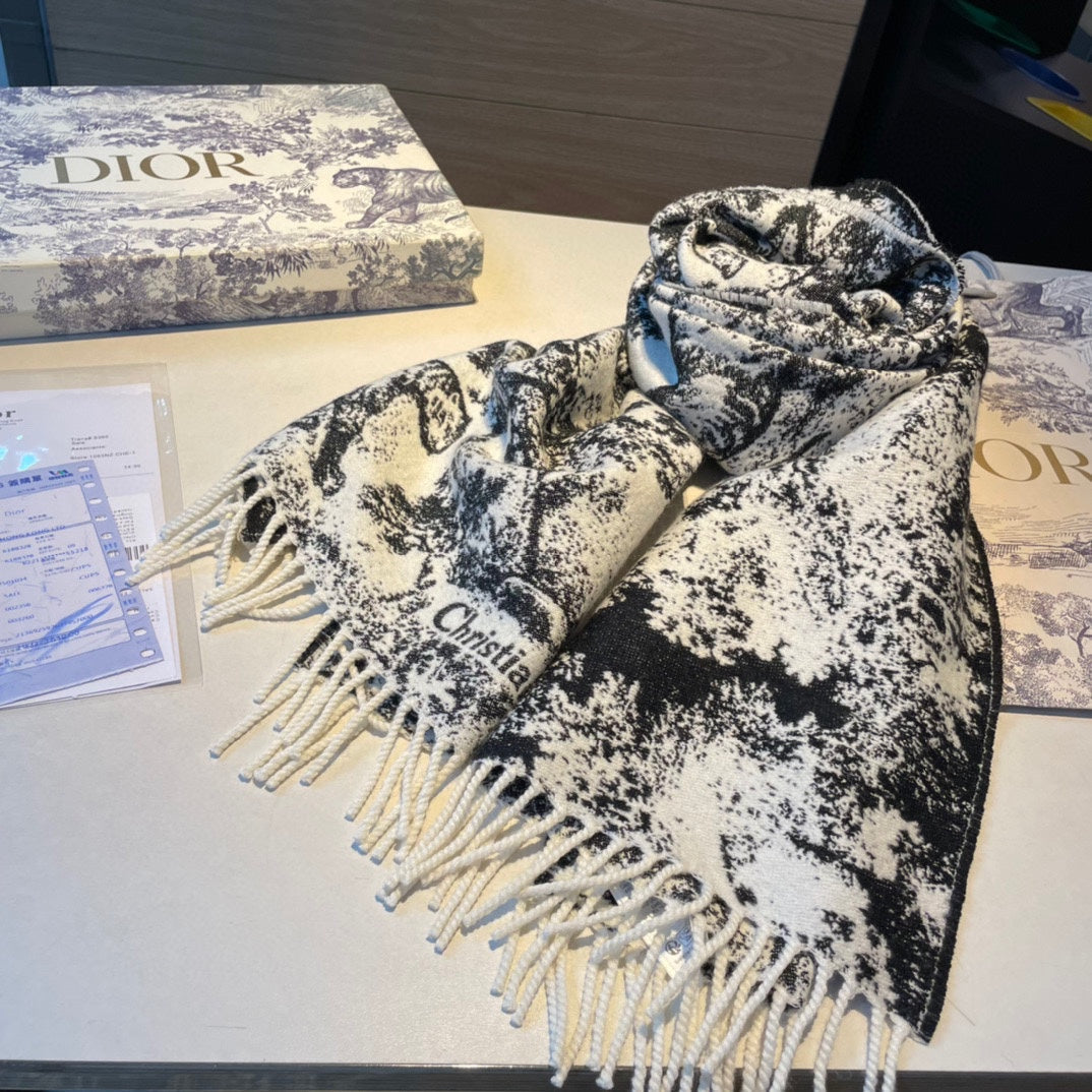 Schal mit Wald-Print und Quasten