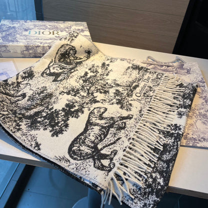 Schal mit Wald-Print und Quasten