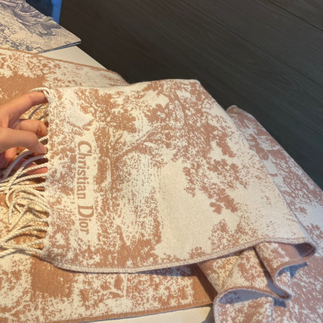 Schal mit Wald-Print und Quasten