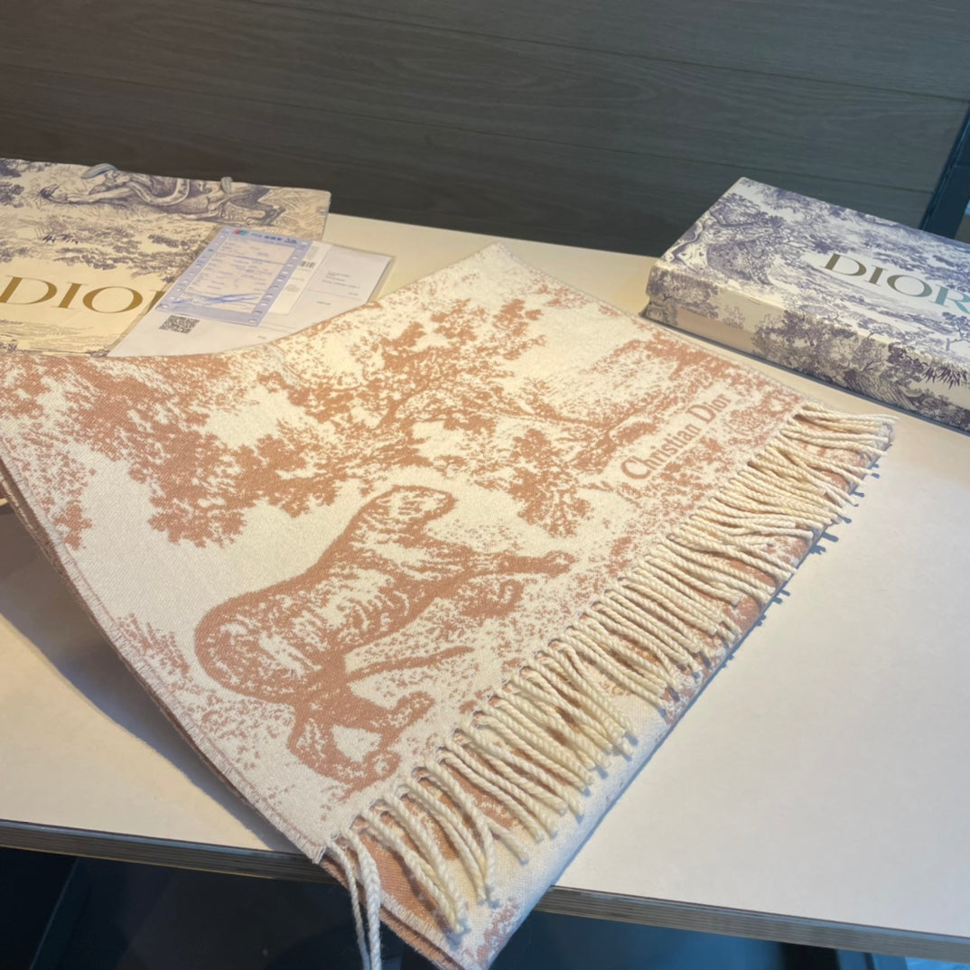 Schal mit Wald-Print und Quasten