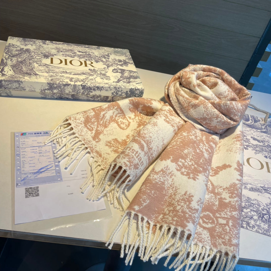 Schal mit Wald-Print und Quasten