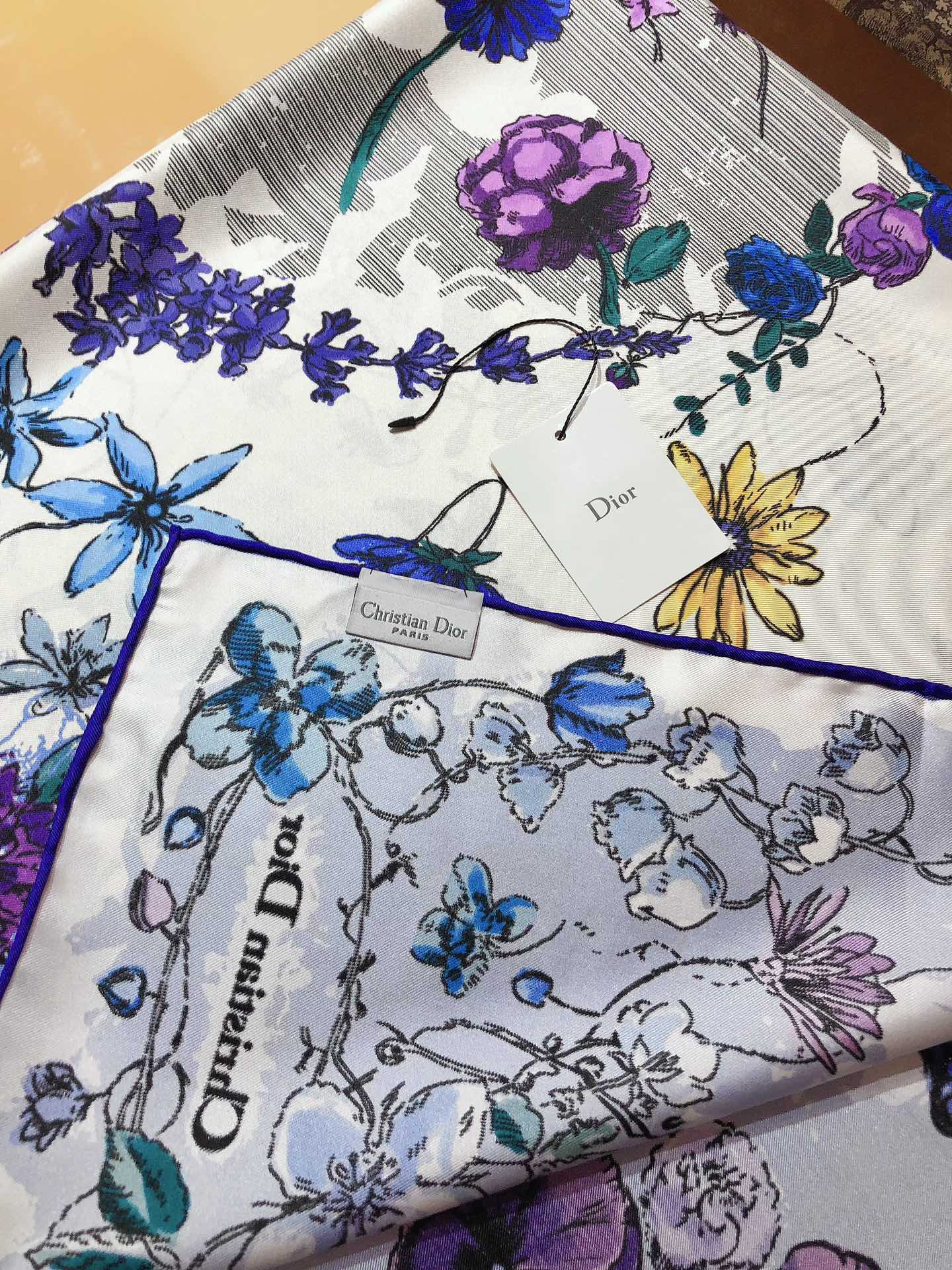 Eleganter Blumenschal aus 90er Seide