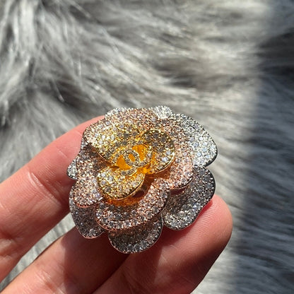 Funkelnde Diamant-Blumenbrosche