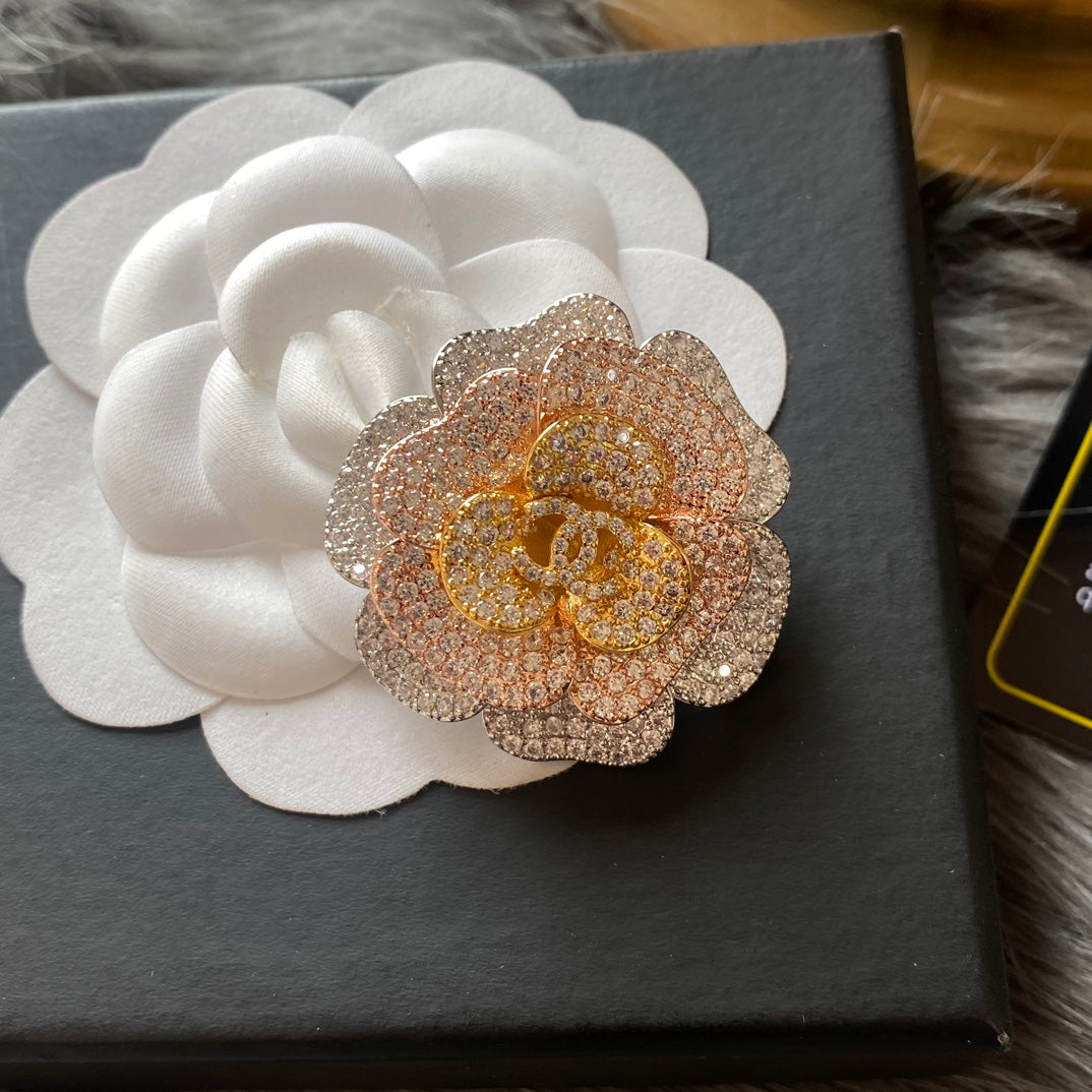 Funkelnde Diamant-Blumenbrosche