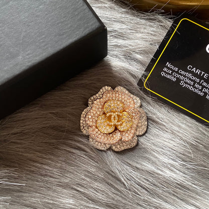 Funkelnde Diamant-Blumenbrosche