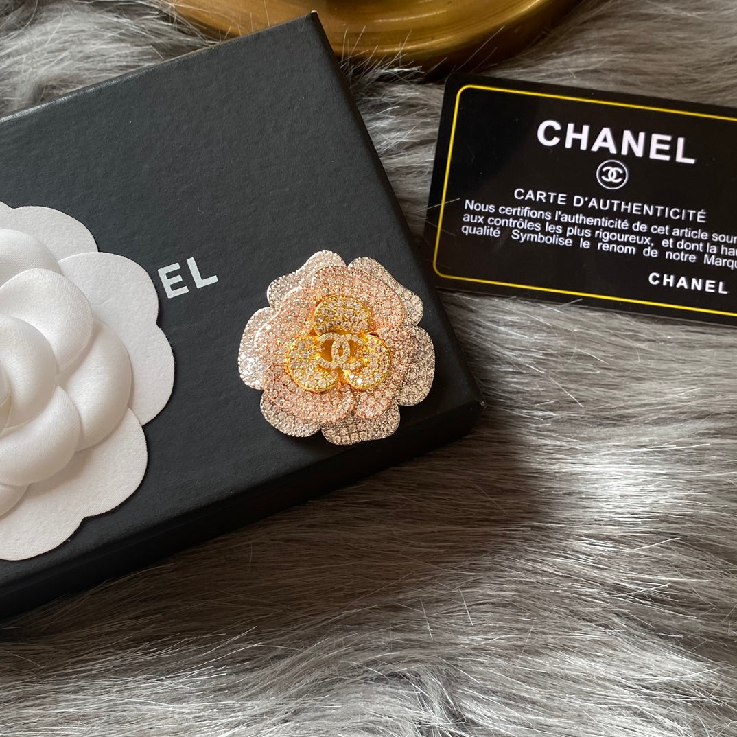 Funkelnde Diamant-Blumenbrosche