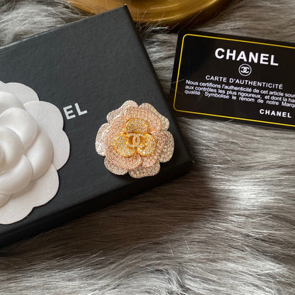 Funkelnde Diamant-Blumenbrosche