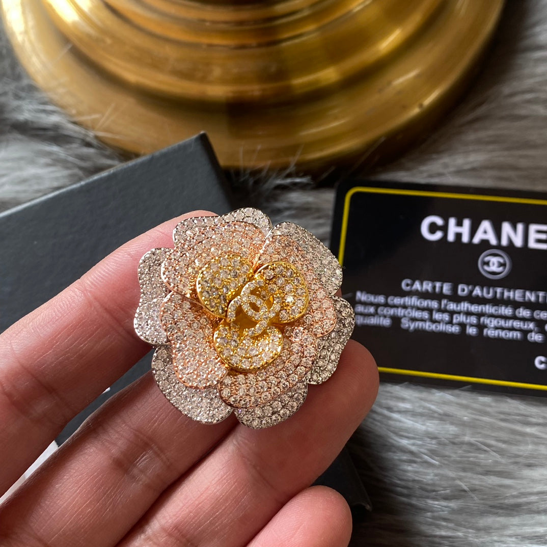 Funkelnde Diamant-Blumenbrosche