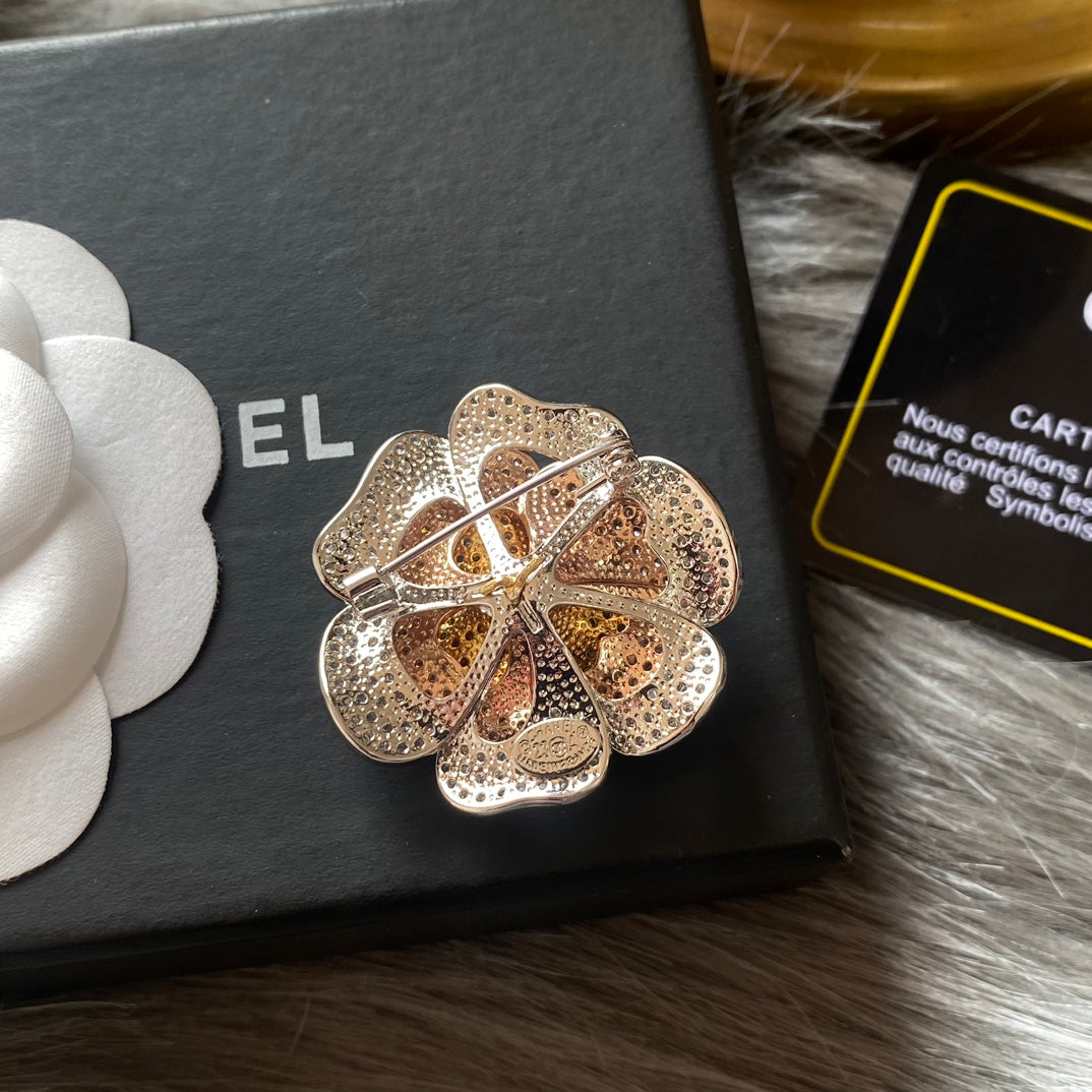Funkelnde Diamant-Blumenbrosche