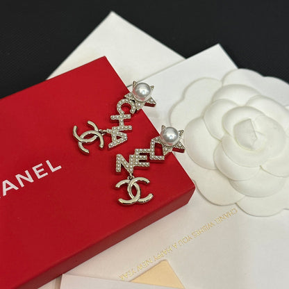 Elegante Perlenohrringe mit Buchstabenanhänger