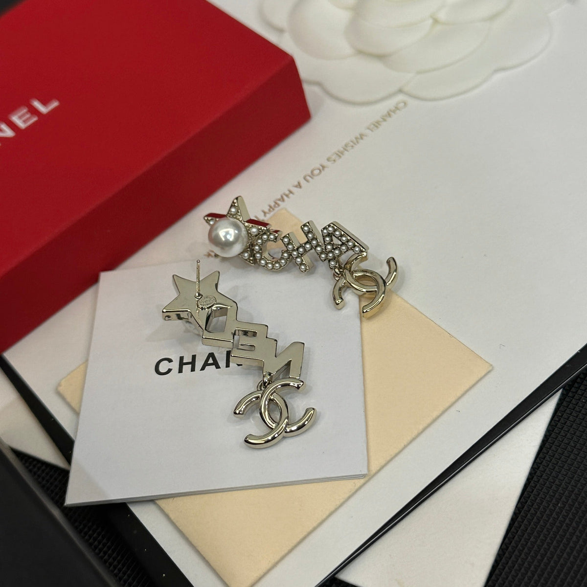 Elegante Perlenohrringe mit Buchstabenanhänger