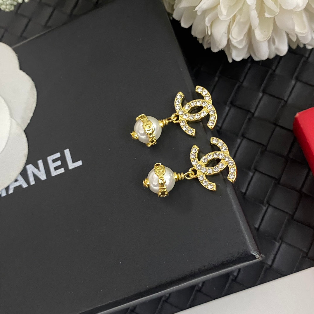 Elegante Perlenohrringe mit Anhänger