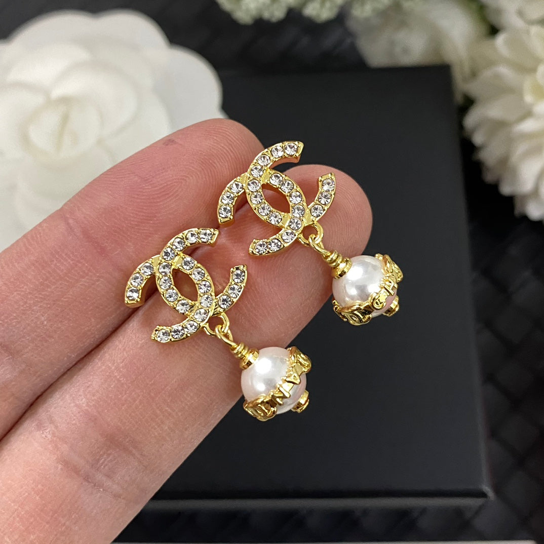 Elegante Perlenohrringe mit Anhänger