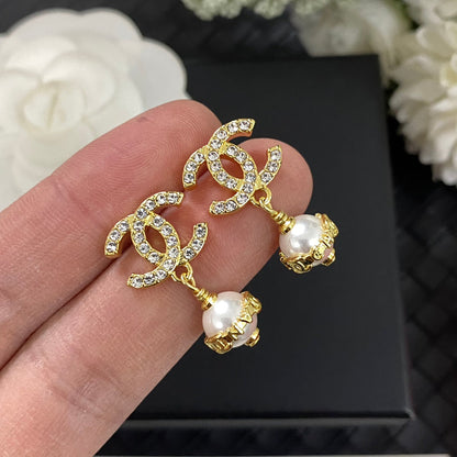 Elegante Perlenohrringe mit Anhänger