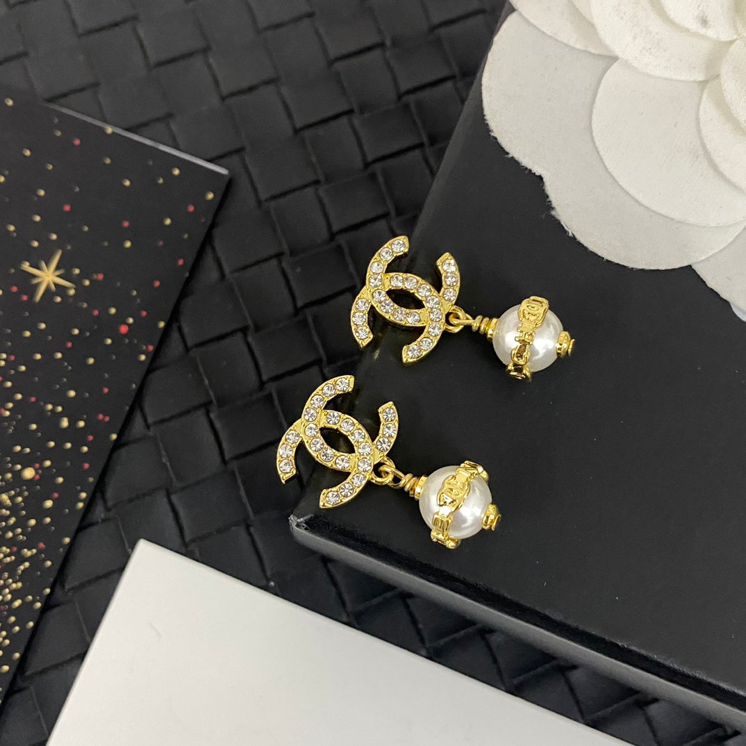 Elegante Perlenohrringe mit Anhänger