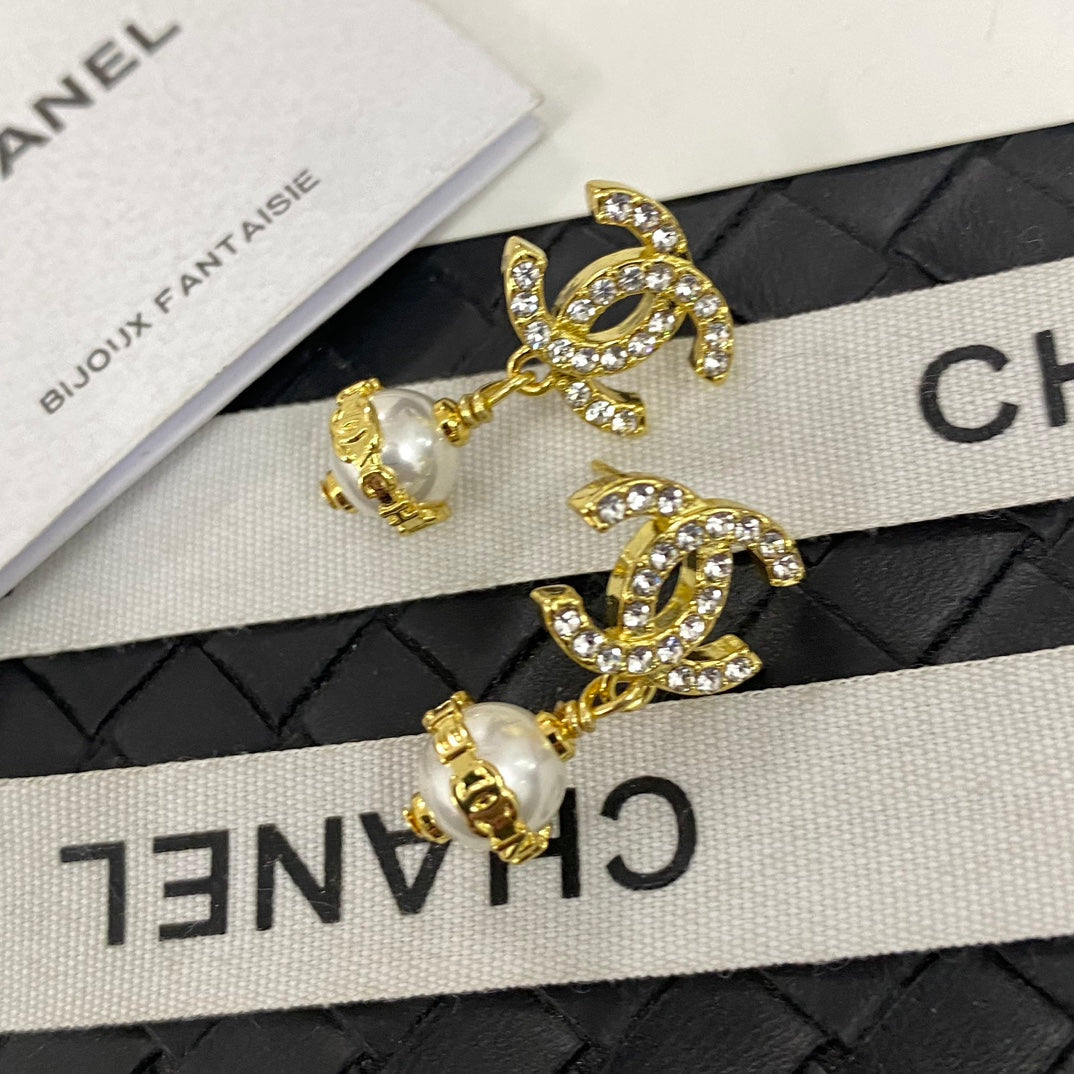 Elegante Perlenohrringe mit Anhänger