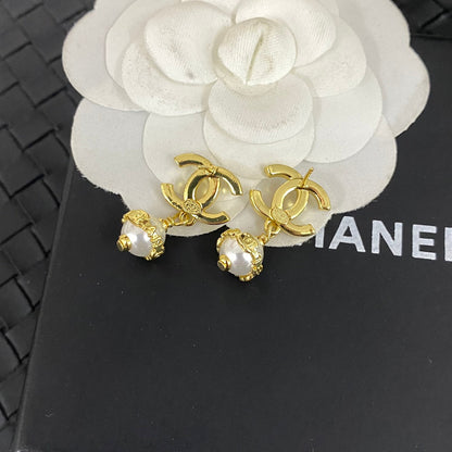 Elegante Perlenohrringe mit Anhänger