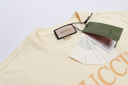 Einfaches bedrucktes T-Shirt