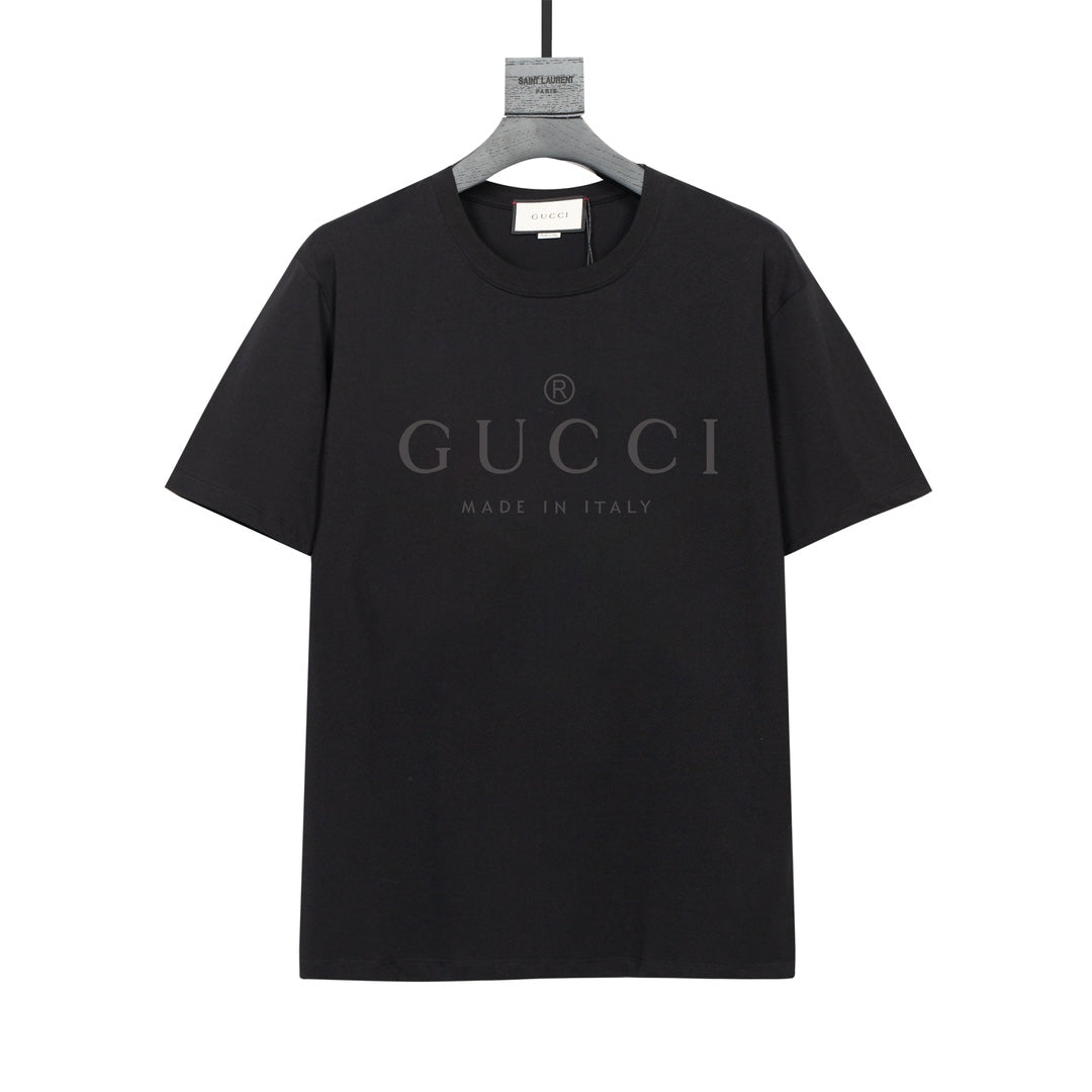 Einfaches T-Shirt aus bedruckter Baumwolle