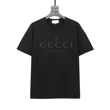 Einfaches T-Shirt aus bedruckter Baumwolle