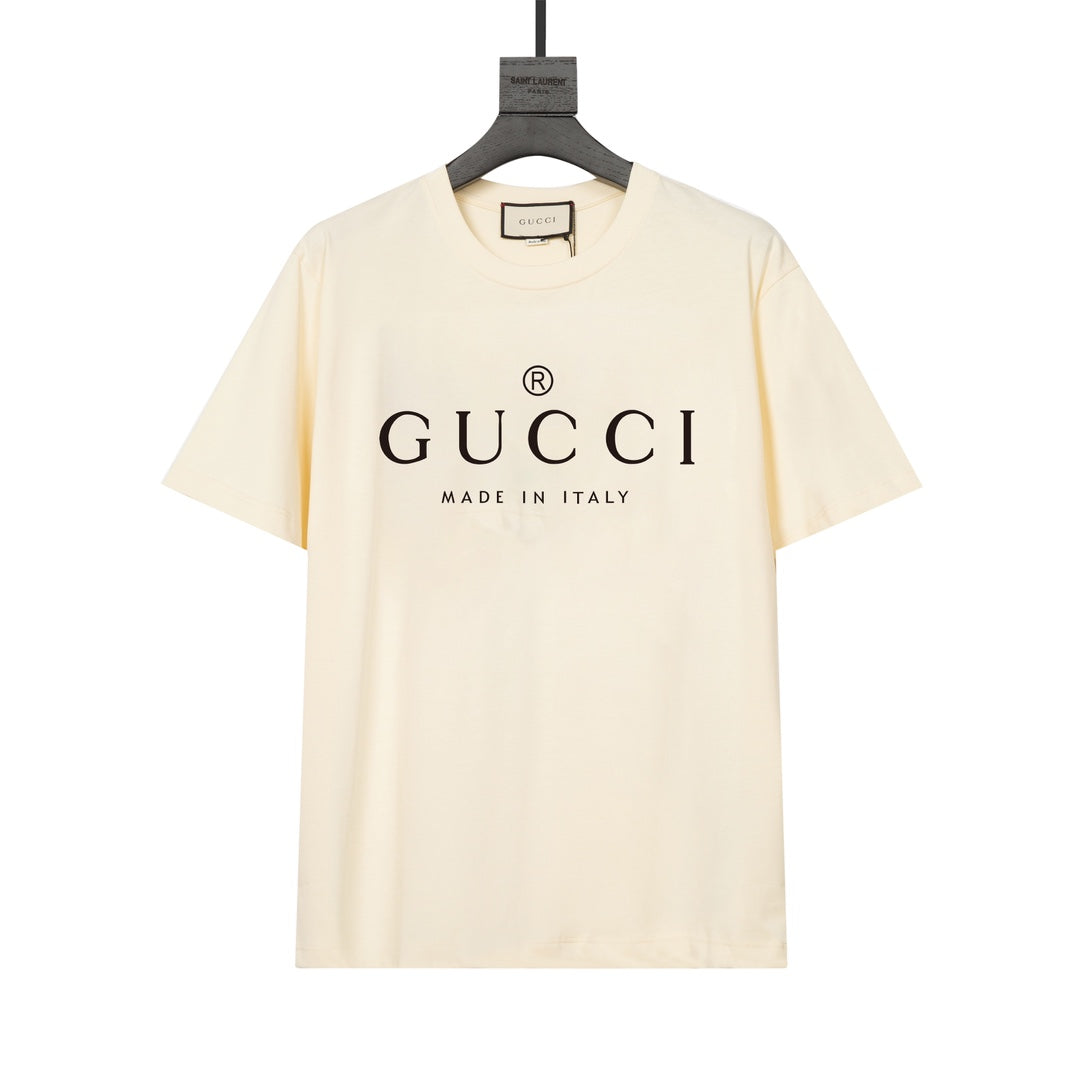 Einfaches T-Shirt aus bedruckter Baumwolle