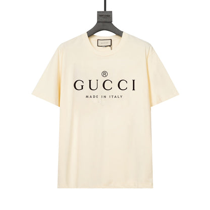 Einfaches T-Shirt aus bedruckter Baumwolle
