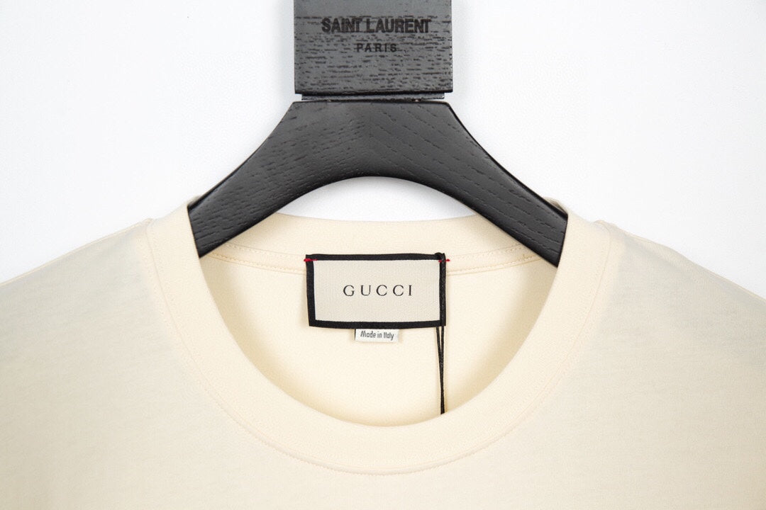 Einfaches T-Shirt aus bedruckter Baumwolle
