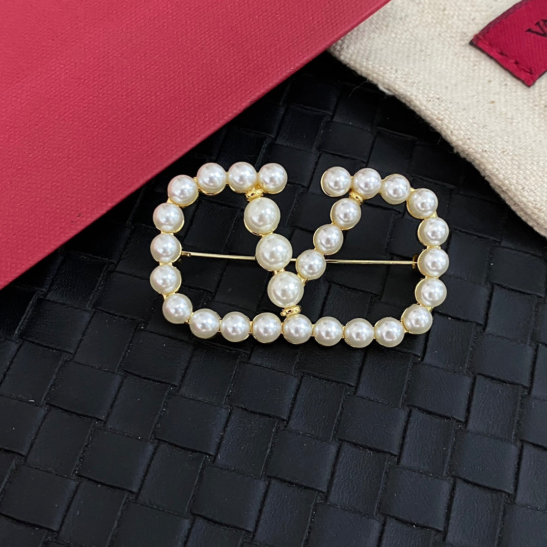 Elegante Perlenbrosche mit V-Form