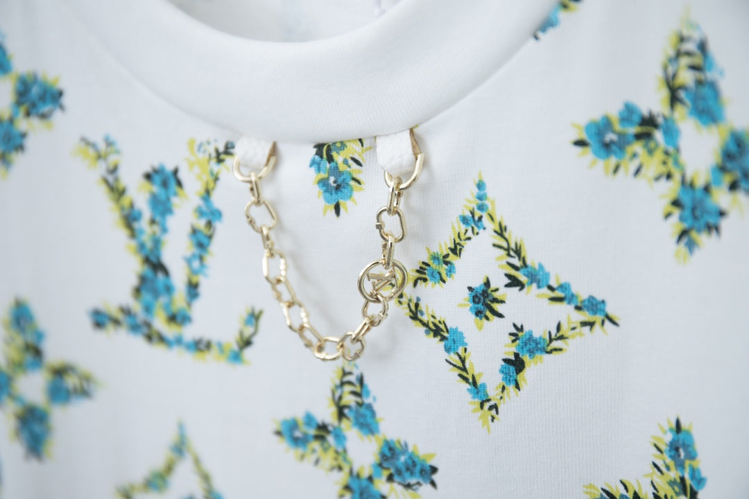 Grünes T-Shirt mit Blumenmuster